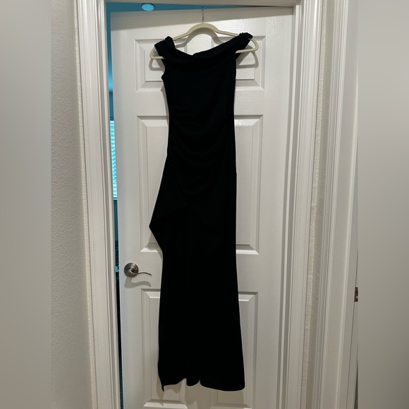 Elegant Black Evening Gown - Picture 2 of 2